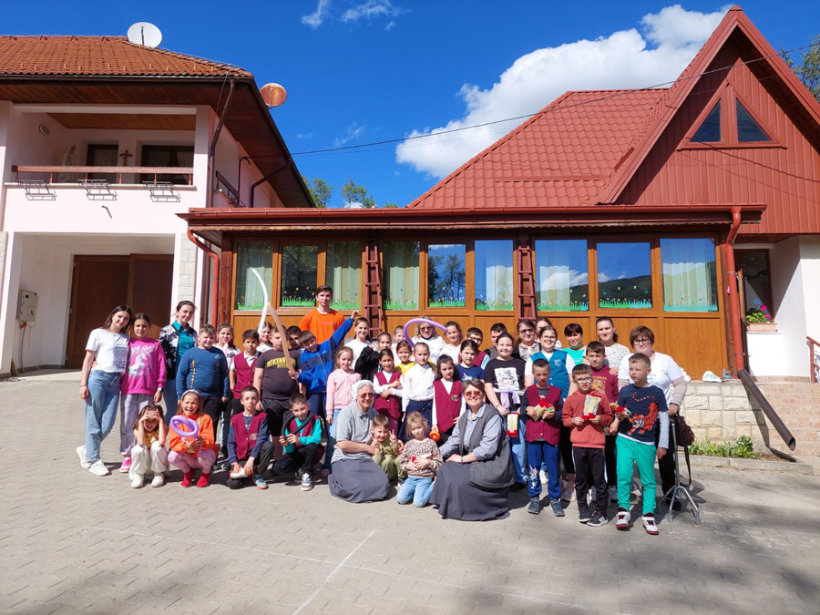 Bucurie și prietenie la Centrul pentru servicii sociale din Cireșoaia, Slănic Moldova: Copiii se întâlnesc cu prieteni din Târgu Ocna!