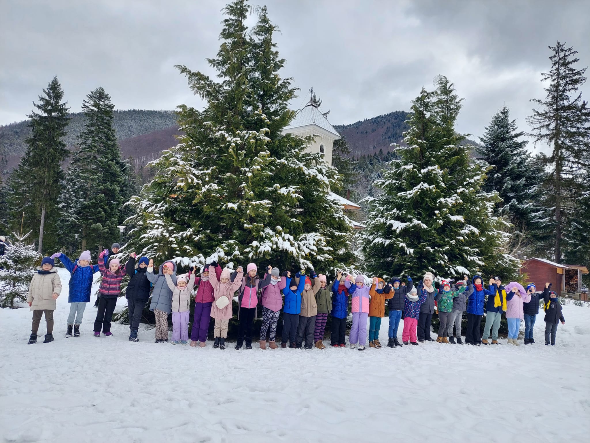 Zâmbete, Zăpadă și Învățare – O Vacanță de Schi de Neuitat la Centrul „Sf. Luigi Scrosoppi”